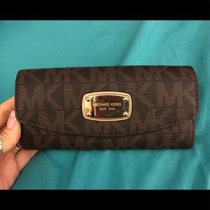 Micheal Kors wallet classic